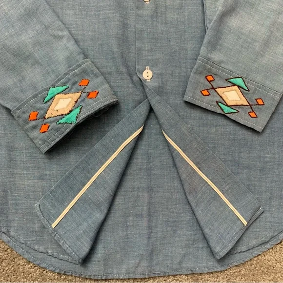1970s Men's Blue South Western Native Embroidered Chambray Shirt - Picture 4 of 8